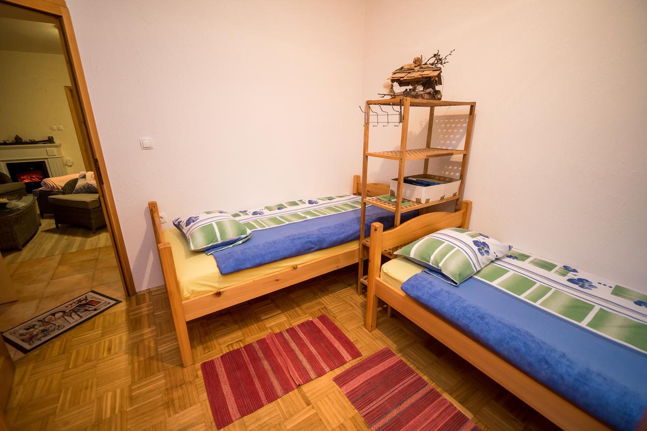 Guest House Frata Dvor Екстериор снимка